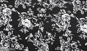 Rayon Elasthan Blumendruck Stoff Jersey gestrickt vom Hof weiße Rosen auf schwarz - Bild 1 von 12