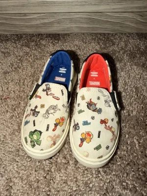 Zapatos sin cordones Toms X Marvel Luca para niños pequeños Foto 1 de 2