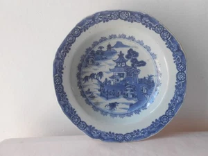 Ancienne Assiette creuse en porcelaine Chine. Décor bleu de pagode. XVIIIème - Picture 1 of 10