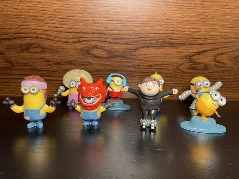 Minions Mini Desk Figures Lot of 8 Cover