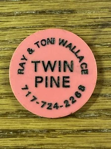 Ray & Toni Wallace Twin Pine Harrisburg, PA Ficha Botella Plástico Rosa (T2) - Imagen 1 de 3