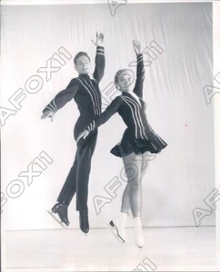 1958 Ice Follies Schlittschuhläufer Marlene Kistner und Gordon Crossland Pressefoto - Bild 1 von 2