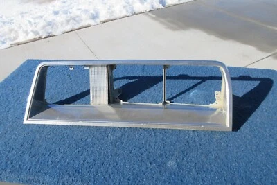 1980 Pontiac Sunbird LEFT GRILL SURROUND WITH PARKLIGHT Foto 1 de 4