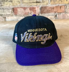 Cappellino snapback vintage anni 90 Sports Specialties Minnesota Vikings con scritta - nero/viola - Foto 1 di 6