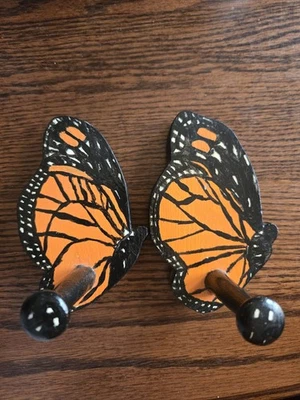 Juego de dos ganchos montados de pared monarca mariposa madera pintada a mano 1988 de colección  Foto 1 de 4