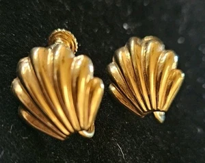 Napier Screw on Earrings JEWELRY Gold Tone Shell High quality Light Vintage - Picture 1 of 2