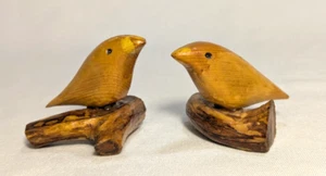 vintage set of 2 hand-carved wood Birds on log signed aughod little collectibles - Imagen 1 de 8