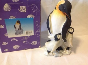 Figura de pingüino con bebés - Imagen 1 de 3