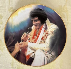 Plato de coleccionista recordado de Elvis ""Loving You"" de Susie Morton 1987 segundo en serie - Imagen 1 de 3