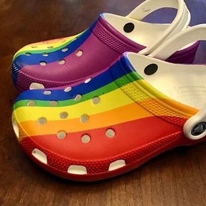 Crocs Classic Rainbow Stripe Clog Strap Dye Unisex Womens 7 Men 5 Shoes Colorful - Picture 1 of 8