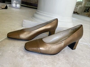 Etienne Aiger Gold Slipper geschlossene Zehe Gr. 6M Damen Blockabsatz - Bild 1 von 8