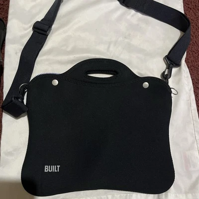 CONSTRUIDO. Portafolio para portátil con correa de neopreno negro para computadora portátil 15,4 Foto 1 de 4