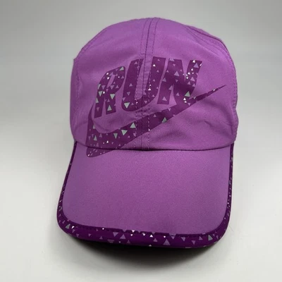 NIKE DRI FIT "RUN" MUJER SOMBRERO PARA CORRER LIGERO COMO UNA PLUMA Logo Púrpura RARO Foto 1 de 4