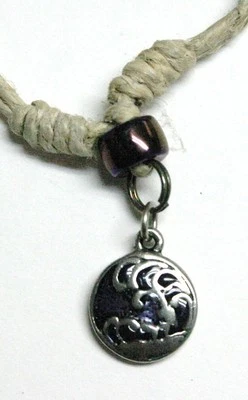 Colgante CARE - Ondas (azul/púrpura) - pequeño en cordón de cáñamo Foto 1 de 2