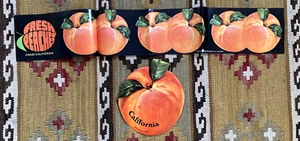 Letreros de papel publicitario vintage de tienda de comestibles Fresh Peaches California 1969 - Imagen 1 de 11