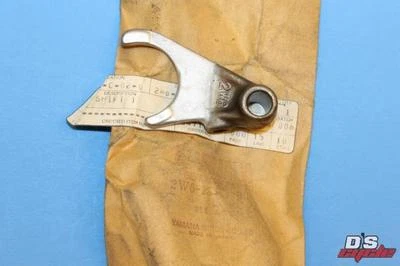 NOS YAMAHA IT125 IT175 YZ100 YZ125 SHIFT FORK 1 '77-'81 PART# 2W6-18511-00-00 - Image 1 of 4