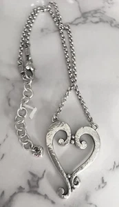 Collar Brighton Martillado Corazón Abierto Colgante Grande Tono Plata Diseño Pergamino - Imagen 1 de 8