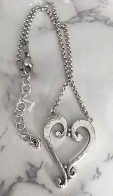 Collar Brighton Martillado Corazón Abierto Colgante Grande Tono Plata Diseño Pergamino Foto 1 de 4