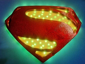 3D-gedrucktes Superman Symbol Cosplay LED beleuchtete Brust - Bild 1 von 3