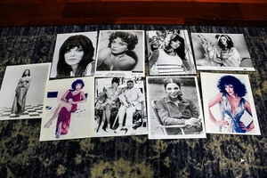 1950S ORIGINAL HOLLYWOOD SEXY JOAN COLLINS PIN-UP PRODUCTION PHOTO LOT - Picture 1 of 7