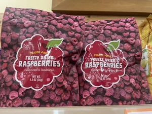 2er Pack Trader Joe's gefriergetrocknete Früchte HIMBEERE 1,2 Unzen pro Packung NEUWARE - Bild 1 von 3