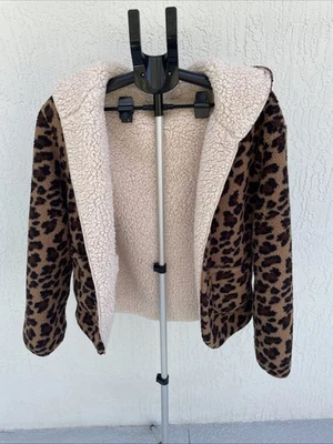 Acogedora chaqueta con capucha forrada de sherpa con estampado de leopardo para mujer Foto 1 de 4