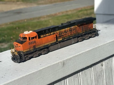 Custom Weathered HO Scale Athearn Genesis BNSF ES44AC Tsunami 2 - Image 1 of 4