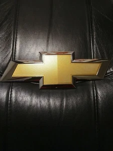 GM# 22786435/23463809 OEM 2014-16 SILVERADO CHROME/GOLD BOW TIE TAILGATE EMBLEM - Bild 1 von 8