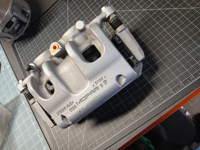 Pinza delantera izquierda izquierda lado del conductor OEM 2022-2024 Jeep Grand Cherokee 68504045AA Foto 1 de 4