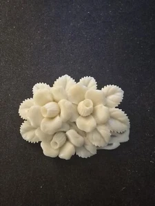 Broche Flor Celuloide Moldeado Tallado Peso Pluma Blanco De Colección Muy Detallado - Imagen 1 de 6