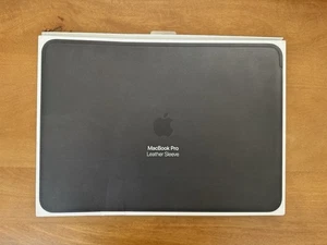 Apple Leather Sleeve for 15-inch MacBook Pro - Black *NEW in Box* - Afbeelding 1 van 5