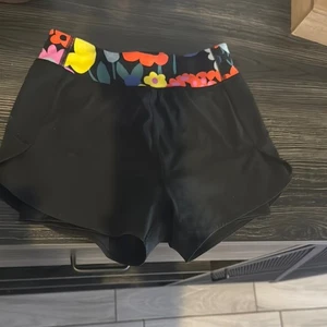 Hanna Andersson Black and flower Athletic Shorts youth - Picture 1 of 4
