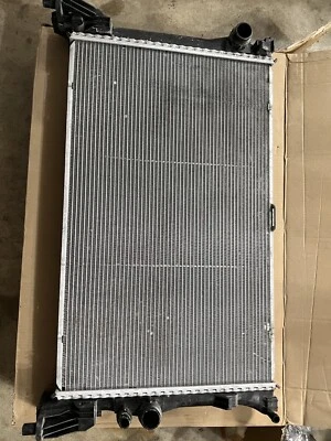 Radiador original de fábrica Mercedes-Benz Metris Cargo Passenger 2016-2020 4475010001 - Imagem 1 de 4