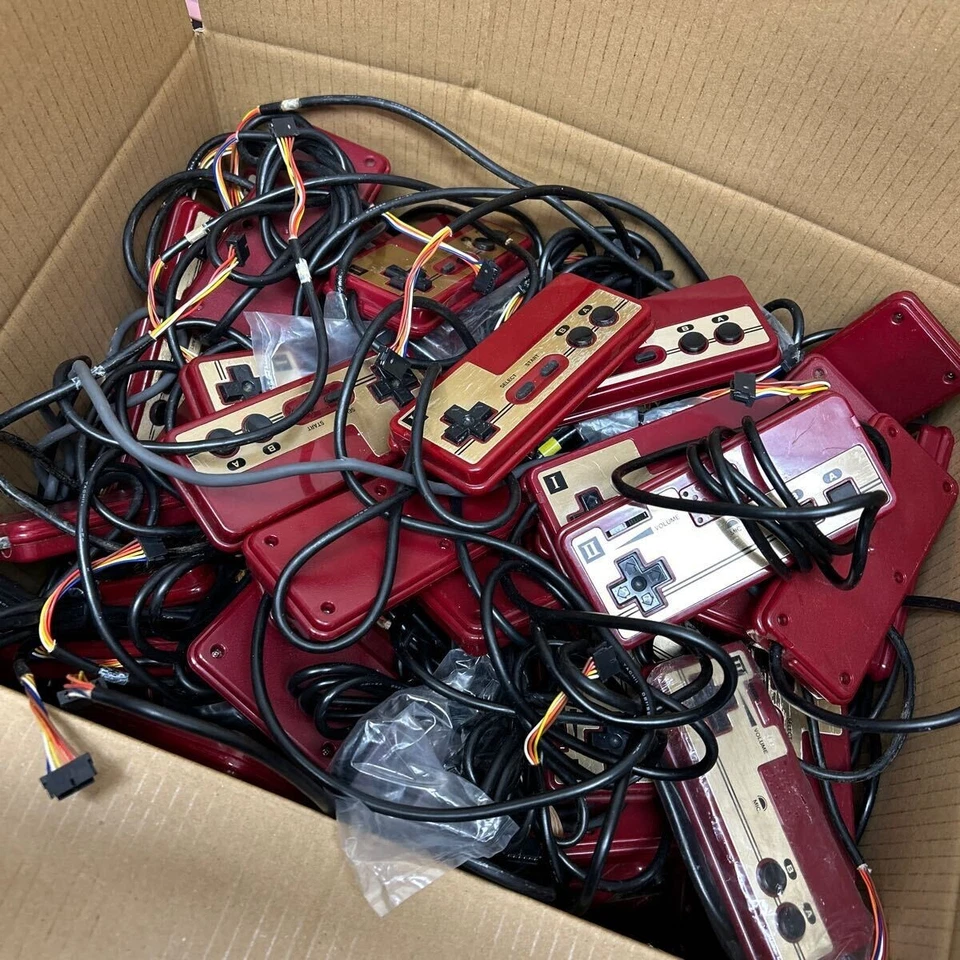 JUNK Famicom  controller only 1 set for left and right is 20 sets - Image 1 of 1