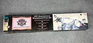 Kit Assetto Parabrezza Harley Davidson 100° Anniversario - SCATOLA VUOTA - SOLO SCATOLA - Foto 1 di 7