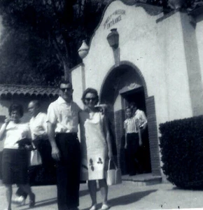 VINTAGE FUNDFOTO S/W 1964 KALIFORNIEN MISSION SAN JUAN CAPISTRANO EINGANG MENSCHEN - Bild 1 von 3