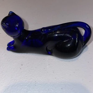 Rara statuina felina Gibson Art Glass blu cobalto gatto che depone - Foto 1 di 5