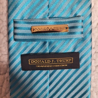 Corbata Donald J Trump Signature gris azulado a rayas 100 % seda Foto 1 de 4