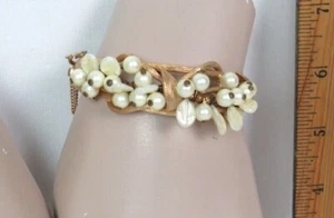 VTG 1950s SIGNED KRAMER FAUX BAROQUE PEARL BRACELET GOLDEN METAL 7 1/4"  - Picture 1 of 12