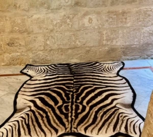 Tappeto in pelle zebrata grado A vendita flash 50% montato su feltro nero. Pelle di zebra - Foto 1 di 6