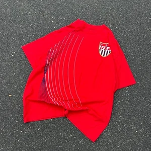 Camiseta gráfica roja grande de fútbol de Estados Unidos para hombre - Imagen 1 de 5