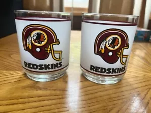 LOTE DE COLECCIÓN DE DOS VASOS MOBIL GAS WASHINGTON REDSKINS ESMERILADOS NFL AÑOS 80 - Imagen 1 de 6