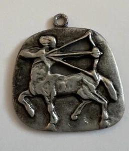 VINTAGE PEWTER SILVERED ZODIAC SAGITTARIUS PENDANT - Picture 1 of 2