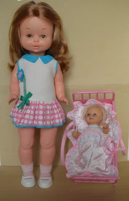 FAMOSA - Poupée habillée d'origine et poupon automate dans son lit (fonctionne) - Photo 1/4