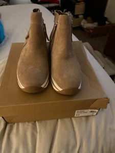 Steve Madden Glided Taupe Suede Shoe Size 9 - Picture 1 of 4