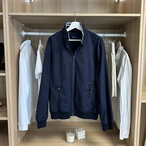 Chaqueta cortavientos Fred Perry para hombre con logotipo básico talla L azul marino cremallera completa bombardero - Imagen 1 de 6