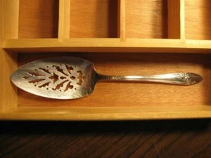 ONEIDA COMMUNITY QUEEN BESS PIERCED PIE SERVER - CA 1946 - Picture 1 of 1