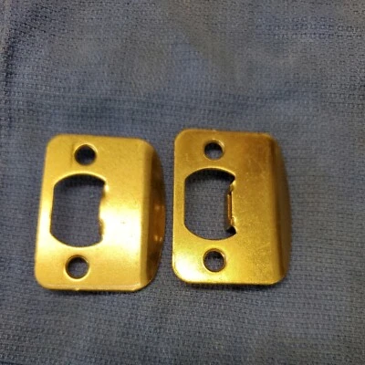 (2) Placa de Ataque de Canto Redondo com Borda Kwikset Acabamento em Latão Sem Parafusos novo. Abrir bx - Imagem 1 de 2