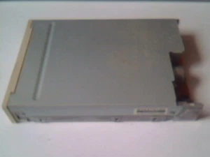 3,5 Zoll Internes Diskettenlaufwerk Fujitsu M2537D15D 702D-6537D Beige Faceplate - Bild 1 von 5