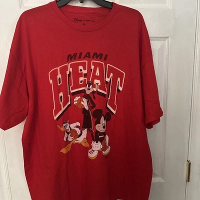 Camisa Roja Comida Chatarra Miami Heat Disney XL NBA Mickey Donald Goofy Foto 1 de 4